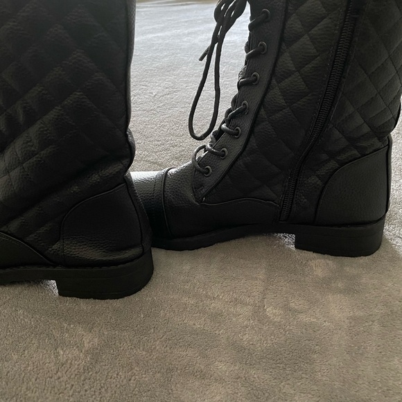 Black Quilted Lace-Up Women's Boots - Picture 3 of 4